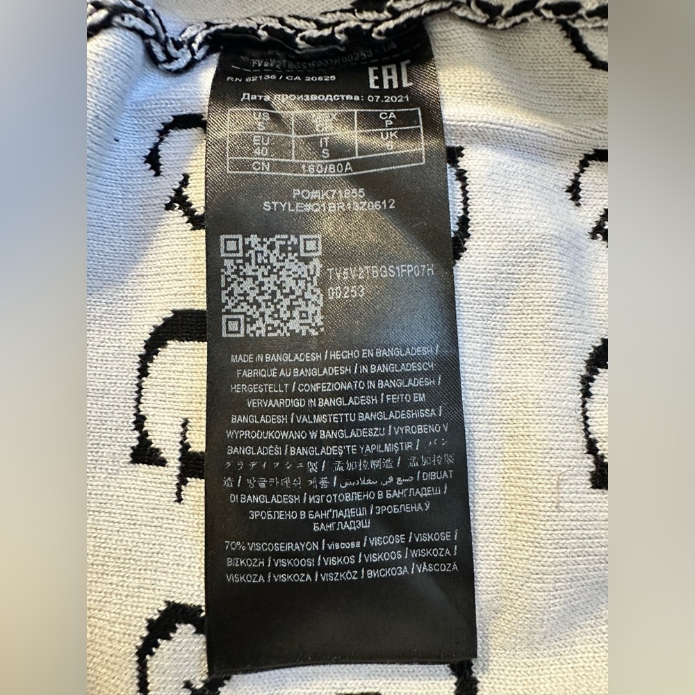 Guess Size S Black/White Logo Sweater EUC - Picture 4 of 5